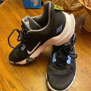 Men’s Kobe/Gianna basketball shoes never worn off gym floor